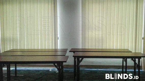 Pesan Vertical Blinds Semi Blackout Warna Cream Di Jakarta Selatan
